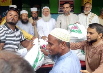 সুনামগঞ্জে বন্যার্তদের মাঝে জামায়াতের ত্রাণ বিতরণ