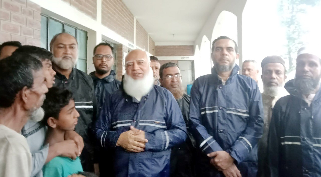 সিলেটে আমীরে জামায়াত ও ভারপ্রাপ্ত সেক্রেটারী জেনারেলের ত্রাণ বিতরণ